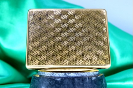  Caixa de rapé em ouro com gravados guilhochados ricamente definidos 